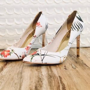 ❤️🤍SALE 🤍❤️TED BAKER LONDON WHITE SATIN FLORAL PUMPS SIZE 8.5